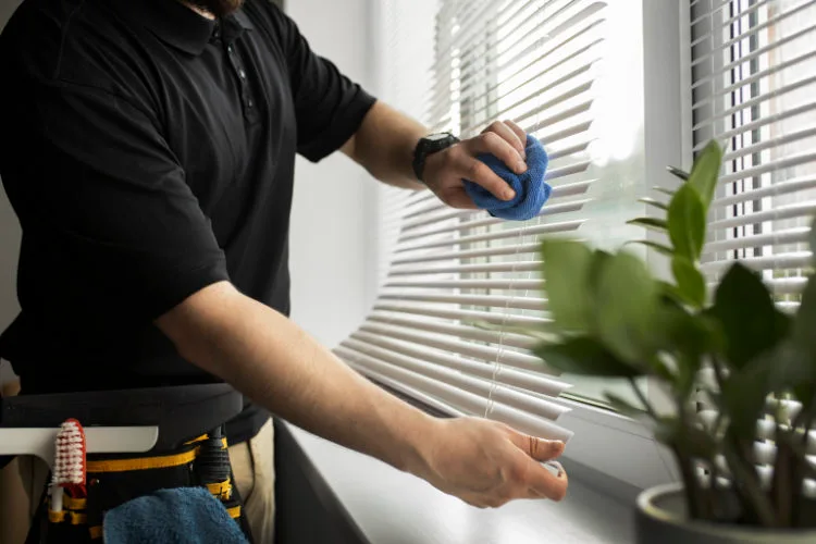 Fensterreinigung mit einem Lumpen