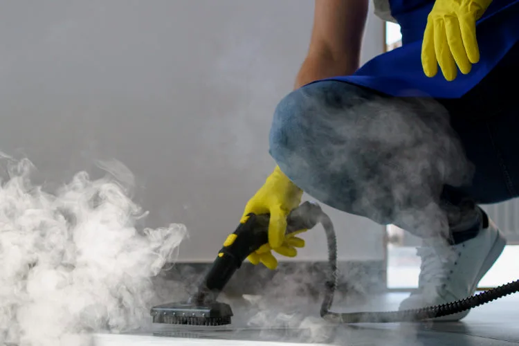 Grundreinigung mit einer Dampfmaschine