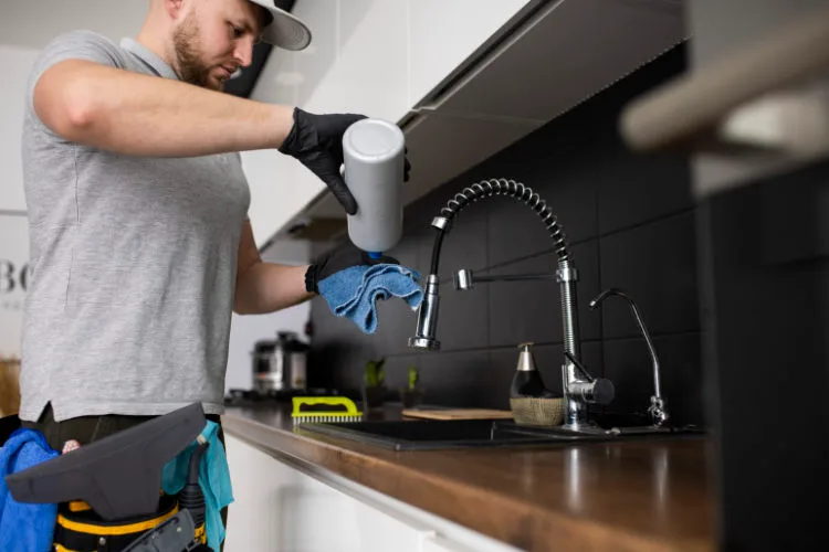Unterhaltsreinigung an einem Waschbecken
